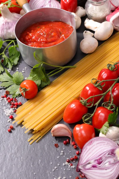 Esparguete cru e molho de tomate — Fotografia de Stock