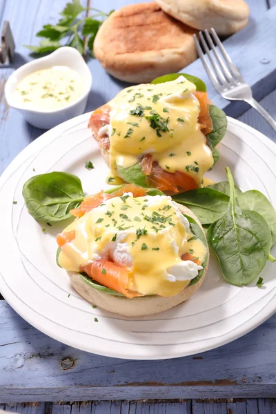 EierBenedictus met gerookte zalm — Stockfoto