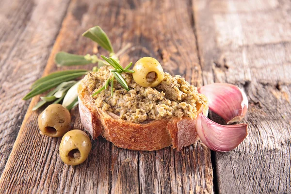 Хлеб с оливковой тапенадой — стоковое фото