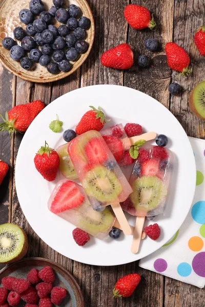 Ghiaccioli, bastoncini di ghiaccioli alla frutta — Foto Stock