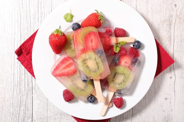 Ghiaccioli, bastoncini di ghiaccioli alla frutta — Foto Stock