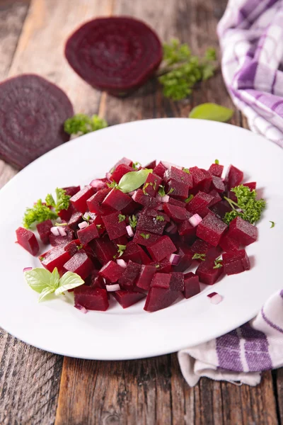 Rauwe rode bieten salade — Stockfoto