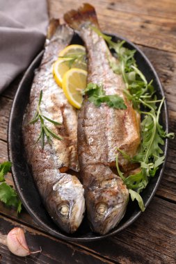 Kızarmış çipura balık