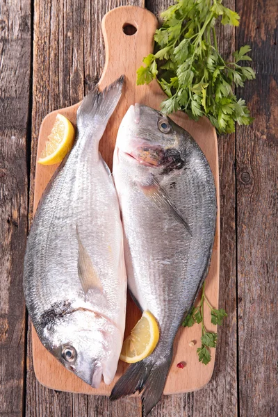 Raw fish on board — Stock Photo, Image