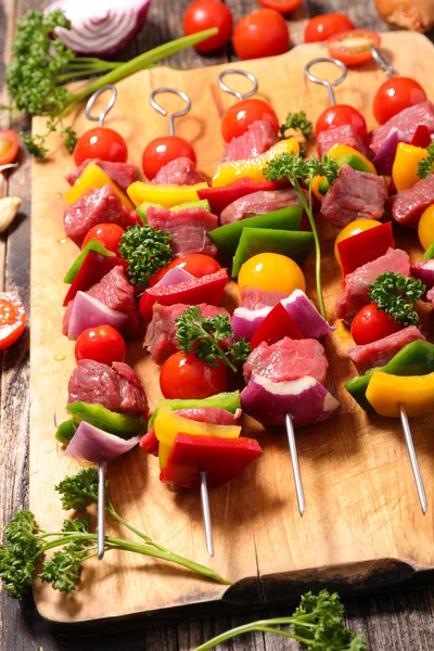 Brochetas de carne con verduras — Foto de Stock