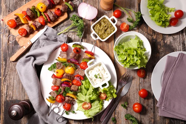 Carne fritta con insalata — Foto Stock