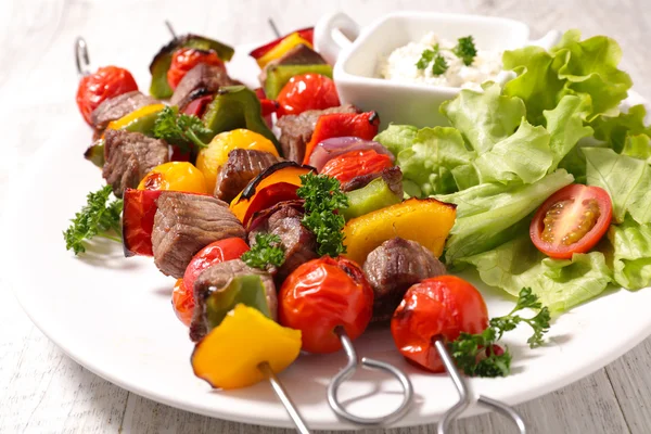 Gebakken rundvlees met salade — Stockfoto