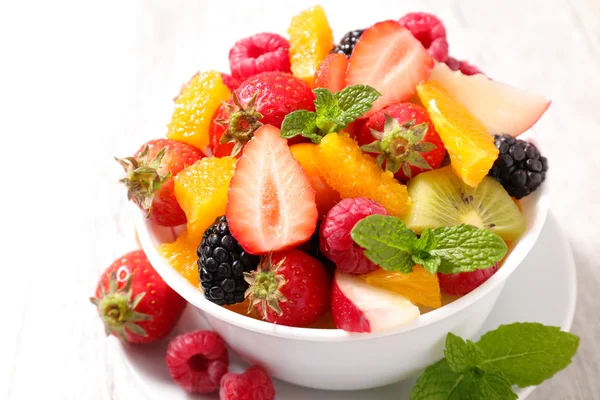 Kleurrijke fruitsalade — Stockfoto