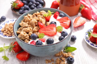 müsli süt ve çilek ile
