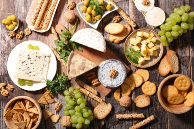 çeşitli peynir ve mezeler