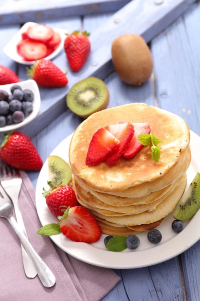 Panquecas doces com frutas — Fotografia de Stock