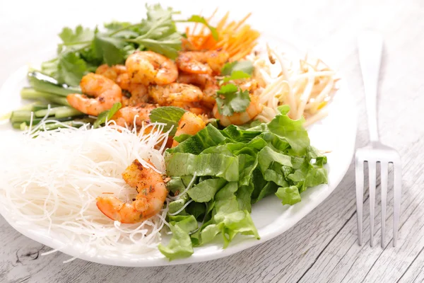 Shrimps with vegetables and rice noodles — Stock Photo, Image