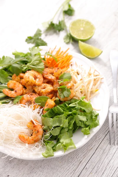Garnalen met groenten en rijstnoedels — Stockfoto