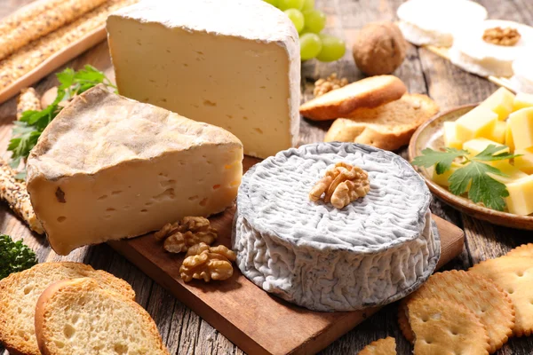 Assorted cheese appetizers — Stock Photo, Image