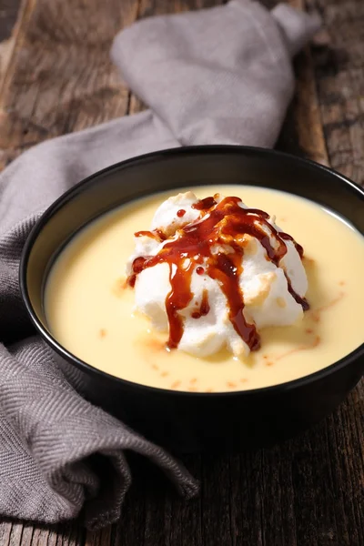 Flytande ö dessert — Stockfoto