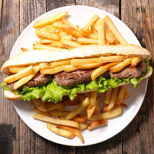 Sanduíche com carne bovina e batatas fritas — Fotografia de Stock