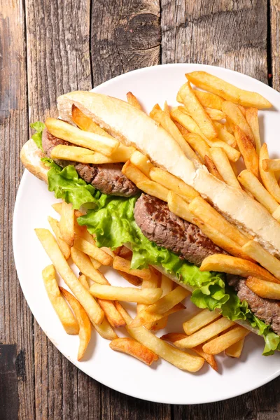Smörgås med biff och pommes frites — Stockfoto