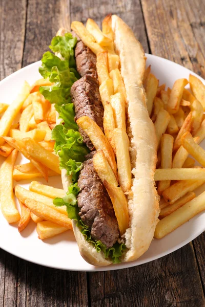 Сэндвич с говядиной и картошкой фри — стоковое фото