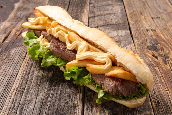 Panino con manzo e patatine fritte — Foto Stock