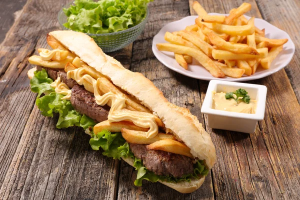 Panino con manzo e patatine fritte — Foto Stock