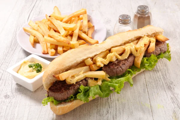 Panino con manzo e patatine fritte — Foto Stock