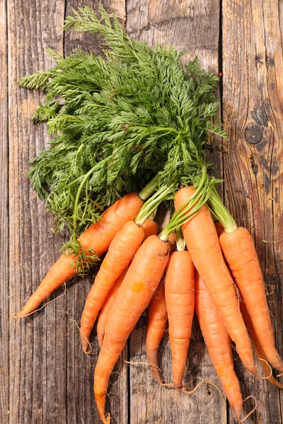 Ramo de zanahorias frescas — Foto de Stock