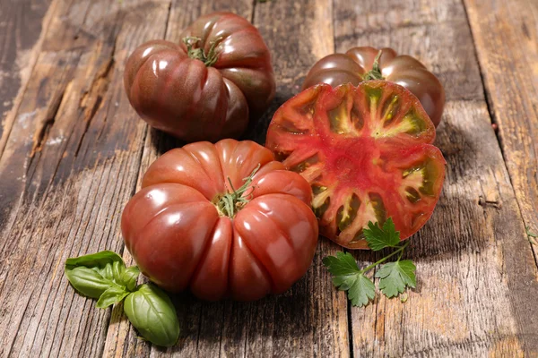 Свіжі помідори чорний — стокове фото