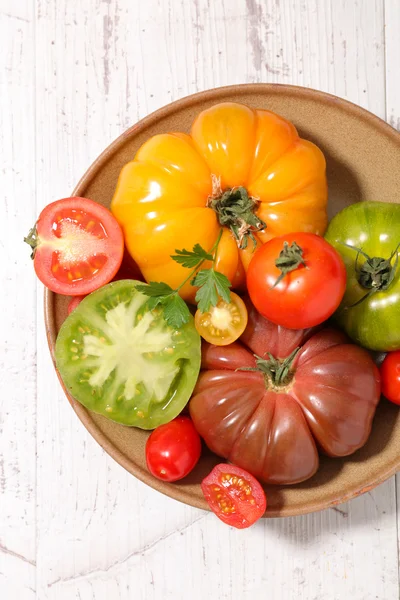 Разноцветные свежие помидоры — стоковое фото