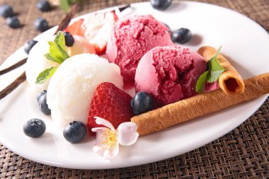 Böğürtlenli dondurma.