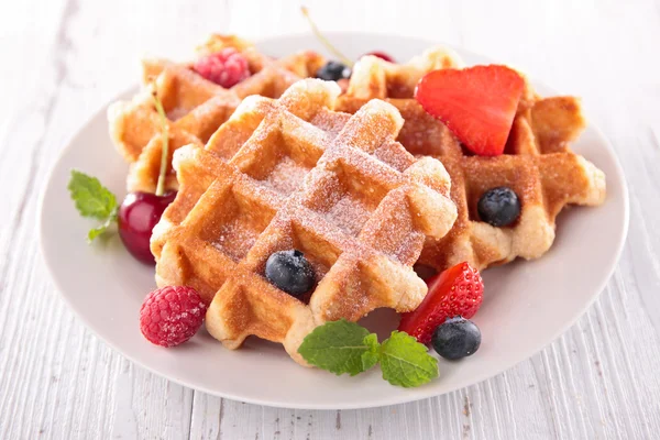 Gofres y frutas de bayas — Foto de Stock