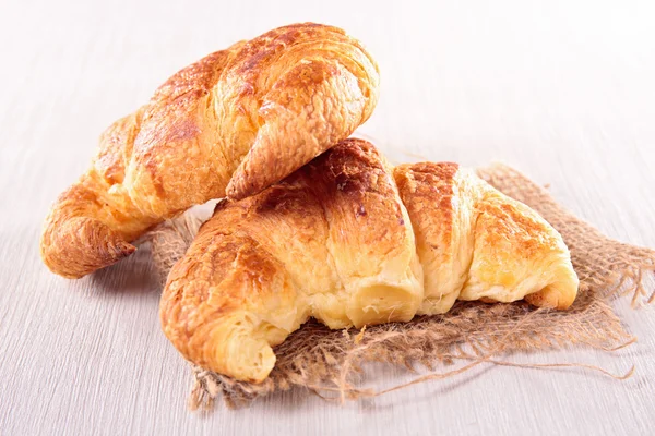 Färska söta croissanter — Stockfoto
