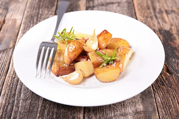 Жареный картофель с чесноком — стоковое фото