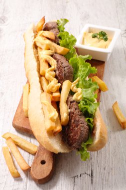 sandviç, biftek ve patates kızartması ile