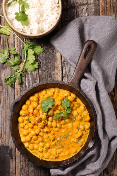 Garbanzos cocidos con crema y curry —  Fotos de Stock