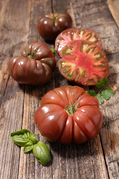 Свіжі помідори та базилік — стокове фото