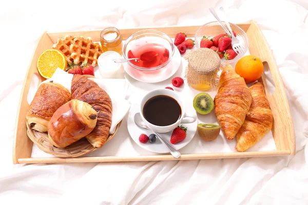 Завтрак на подносе на кровати — стоковое фото