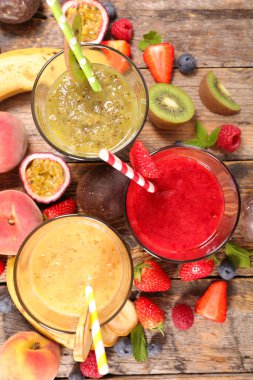 çeşitli meyve smoothies