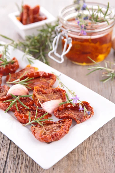 Droge tomaten en rozemarijn — Stockfoto