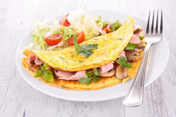 Omelet with ham and salad — Stock Photo, Image