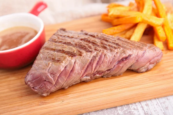 Carne de res y patatas fritas —  Fotos de Stock