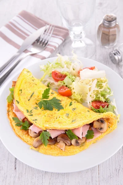 Omelette au jambon et salade — Photo