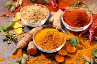 çeşitli baharatlar ile kase