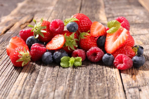 Verschiedene süße Beeren — Stockfoto