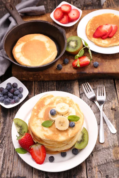 Fruit pancakes with ingredients — Stock Photo, Image