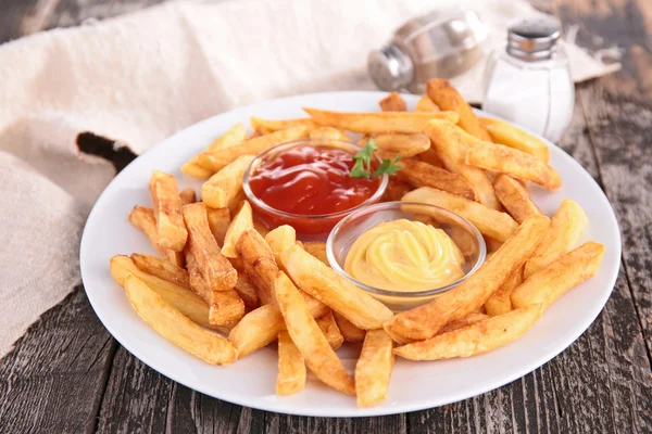 Французька картопля і соуси — стокове фото