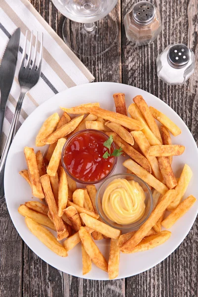 Patatas fritas y salsas — Foto de Stock