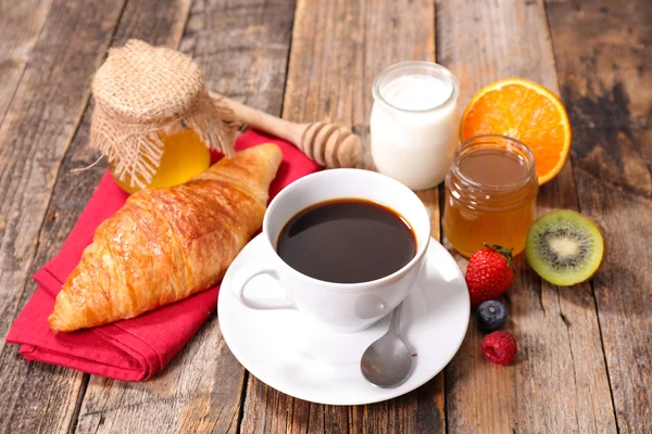 Kaffekopp, croissant och frukter — Stockfoto
