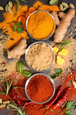 çeşitli baharatlar ile kase