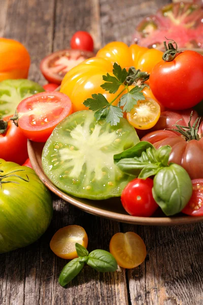 Verse kleurrijke geassorteerde tomaten — Stockfoto
