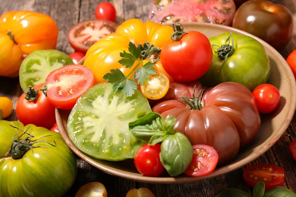 Verse kleurrijke geassorteerde tomaten — Stockfoto